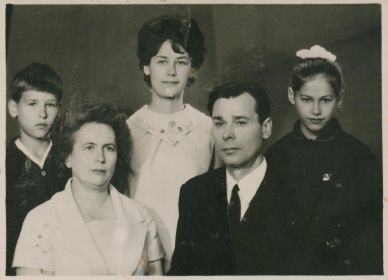 С семьёй, 1968 г.