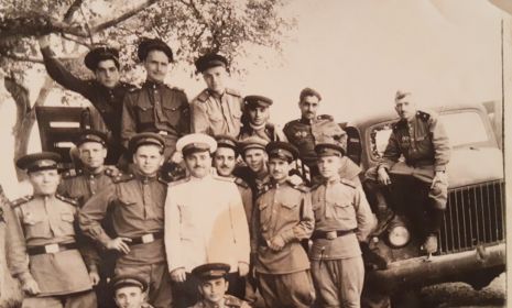 «Встреча боевых товарищей в Баку. Спустя годы после окончания службы Нури Ахмедович продолжал поддерживать крепкую армейскую дружбу и участвовать в жизни ветеранского сообщества».1958 год