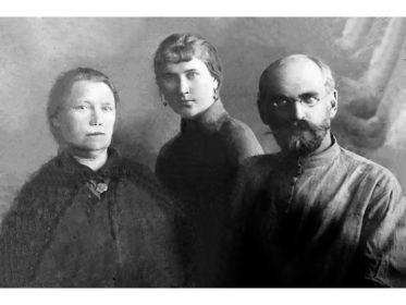 с родителями- Евгенией Александровной и Василием Александровичем.
