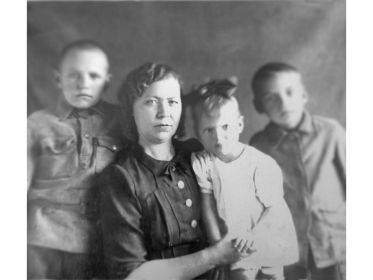 супруга Анастасия Матвеевна с детьми.
