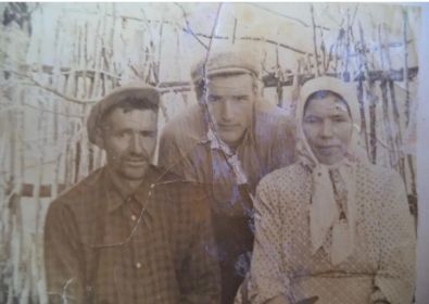 Семья, с женой и старшим сыном Павлом