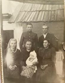 Семейное фото. Николай Тимофеевич рядом с Педь Иваном Федоровичем, справа сидит супруга Любовь Кондратьевна, в центре бабушка жены,  Саломея