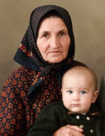 Утина (Новикова) Агафья Григорьевна с правнуком, 1961 год