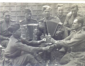 Лельчук Л.М. (с бутылкой без пилотки) 2 мая 1945 г.