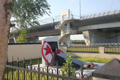Братская могила воинов Советской Армии, погибших за освобождение Новгорода во времена Великой Отечественной войны. Улица Береговая в микрорайоне Деревяницы города Великого Новгорода