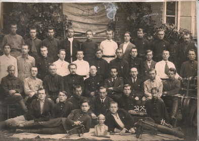 1925. Дедушке 20 лет. Отмечен красной галочкой