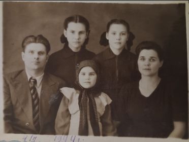 С женой Марией Ивановной и детьми