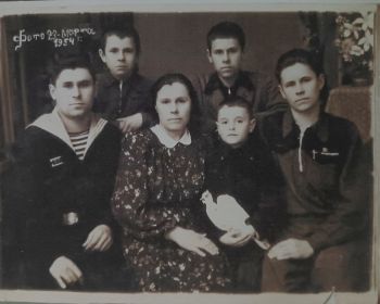 жена, Ольга Кондратьевна, с детьми