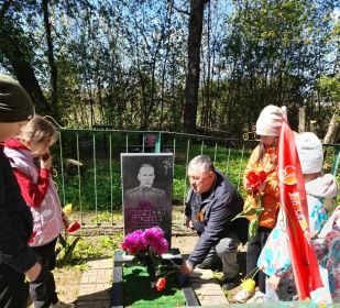 Возложение цветов. 09.05.2025. Администрация Татарского территориального комитета и учащиеся Монастыршинской школы  им. А.И. Колдунова в д. Кадино (могила Хорсеева А.П.)