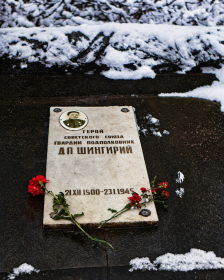 Могила героя на холме славы 40 лет назад. Львовские подонки уничтожили Холм Славы. Могилы больше нет.