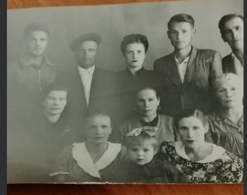 Сергей Васильевич Студеникин на фото с родственниками (стоит крайний слева).