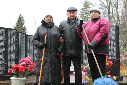 Местные дачницы Людмила и Елена составили компанию и помогли убраться.