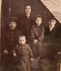 Фото семьи: жена Мария, дети Николай, Нина, Валерий