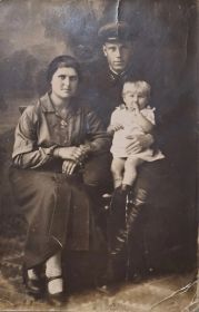 Фото моей прабабушки Анны, прадедушки Семена и их дочери Нины