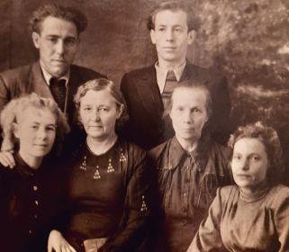 семья: Анеля Петровна, Агафья Алексеевна, Андрей Федорович, Виктор Николаевич, Валентина Николаевна, Надежда Яновна