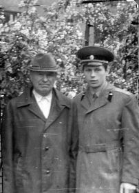 Пугин Василий Иванович с внуком Калач Александром. 1977 г.
