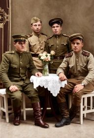 1944 Фурсаев В И второй слева с однополчанами в Венгрии