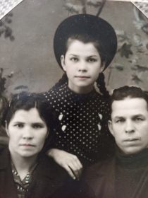 Ивочкин И.Ф. с женой Александрой и дочкой Лидией