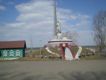 с. Комсомольское. Внутри пантеона имя АХМЕТОВА Тагира Садртдиновича записано в списке Альбусь Сюрбеевского поселения.