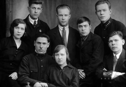 мой дед Александр Воробьев (всередине стои) и Николай Шушунов (крайний справа сидит)