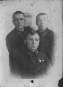 На фото: слева командир отделения Емец Г.Д. в центре герой Советского Союза Новиков М.В. справа курсант Файзаханов. 29.11.1940 г.