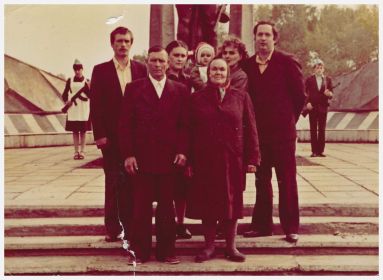С семьей у Памятника Участникам ВОВ в с. Михайловка , Уфимский район , Башкортостан