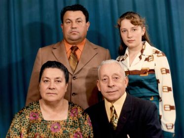 1977 Фурсаев Иван Иванович с женой и дочерью