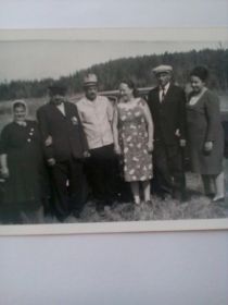 Иван Николаевич с родными братьями и женами после войны.