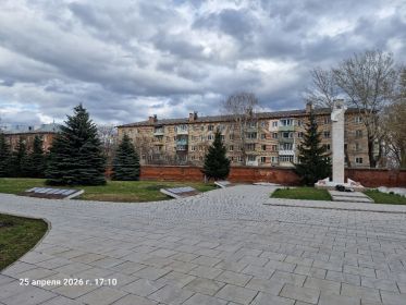 г.Тула Всехсвятское кладбище, братская могила, вид от арки