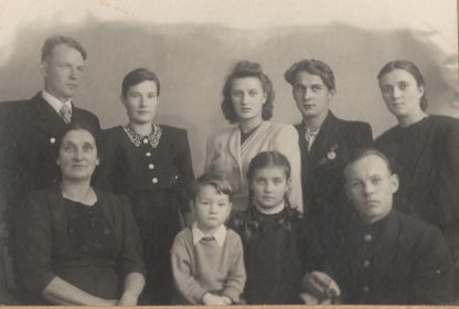 Фото семьи пежившей блокаду и защищавшей Ленинград, за исключением мальчика Сережи, родившемуся в 1945 году