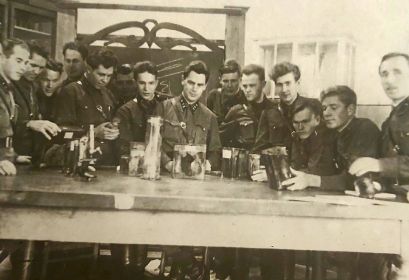 Слушатели выпуска 1941 г. (сентябрь) на учебе в 1936-1938 гг. Военно-медицинская академия им. С.М. Кирова. Поляков Г.Н. - крайний справа
