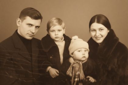 Дед Константин с бабушкой Лизой , моим отцом Александром и братом Павлом