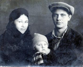 Дед с Бабушкой Лизой и моим отцом Александром