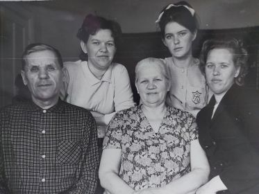 Пётр Иванович с семьёй 1970г.