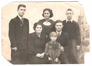 Семья Шириных в полном составе: Отец Иван, мама Ульяна, дети: Луиза, Виталий, Вячеслав, Лидия.