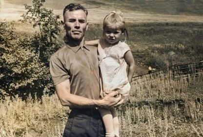 С младшей дочерью на руках. 1968 год.