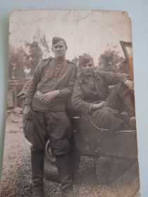 Дед Илья (стоит) на войне с Другом (сидит)
