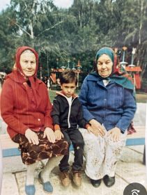 Сёстры нашего дедушки; слева Зайнап( с внуком Маратом( сын Флеры))  и Моголсем абыстайлар
