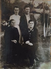 Семейное фото (в первом ряду сестра и жена брата)