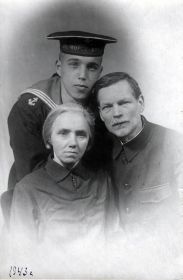 С родителями Александром Александровичем Хнуриным и Любовью Васильевной Хнуриной (Жуковой)