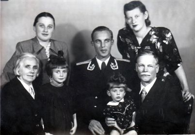 С родителями, сестрой Галиной Александровной Хнуриной, женой Руфиной и дочками Ириной и Мариной.