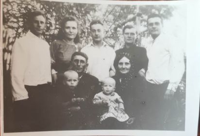 Сергей Григорьевич с женой Прасковьей Ивановной и внуками Владимиром и Людмилой. На заднем плане: сын Василий с женой Марией, сын Алексей, сын Николай с женой Екатериной