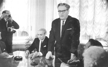 1968 год. Эпизодическая роль ведущего пресс-конференции в финале фильма "Мертвый сезон"