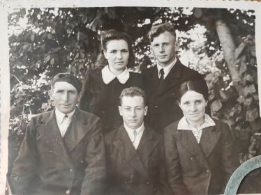 На заднем плане: Василий Сергеевич с женой Марией. На переднем плане: отец Сергей, брат Лёня, мама Прасковья