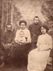 Второвы Николай Кириллович, Мария, Дмитрий (на руках у Марии), Николай и Юлия. 1911-12 г.