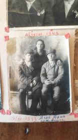 «Меня мама провожала» 19.11.1943 год. Брат Николай и Василий Сергеевич. На  заднем плане: мама Прасковья