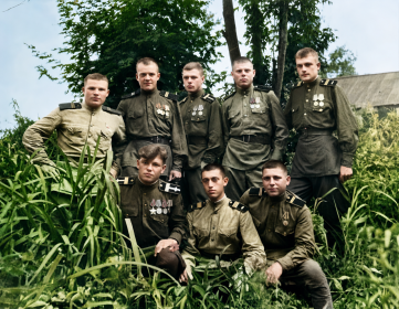 Стоят: повар Елдоутин Лешка, м/в Забелин Валька, Воробьев, Лекомцев Сашка, мотоц-ст Громов Толя. Сидят: ком.ор. Тюкалов Федька, Шиневский Миша, заряжающий Шишов. С.Корея, г.Покке, июль 1946