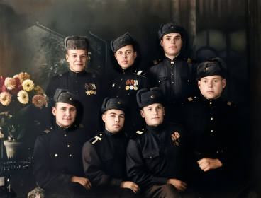 Воробьев В.И. сидит второй слева, Северная Корея, 1947 г.