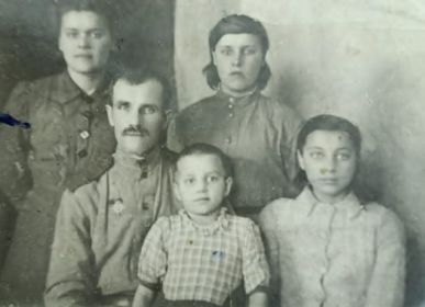 Кривов Дмитрий со своими дочерьми.jpg