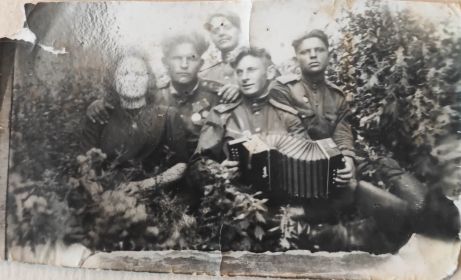 Василий Сергеевич с гармонью1946 год